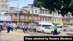 中国广东的警察封锁了廉江县一所幼儿园发生持刀砍人事件的现场。（2023年7月10日）