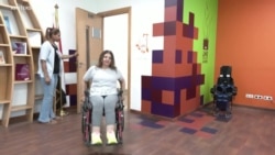 Une Egyptienne veut rendre plus accessible un appareil révolutionnaire pour les handicapés. 