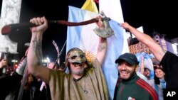 Mileijeve pristalice proslavljaju pobjedu svog kandidata (Foto: AP Photo/Gustavo Garello)