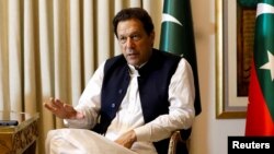 Mantan Perdana Menteri Pakistan Imran Khan dalam wawancara dengan Reuters di Lahore (foto: dok). 