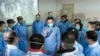 资料照：时任中国总理李克强在新冠疫情爆发阶段前往湖北省武汉市金银潭医院与医护人员交谈。（2020年1月27日）
