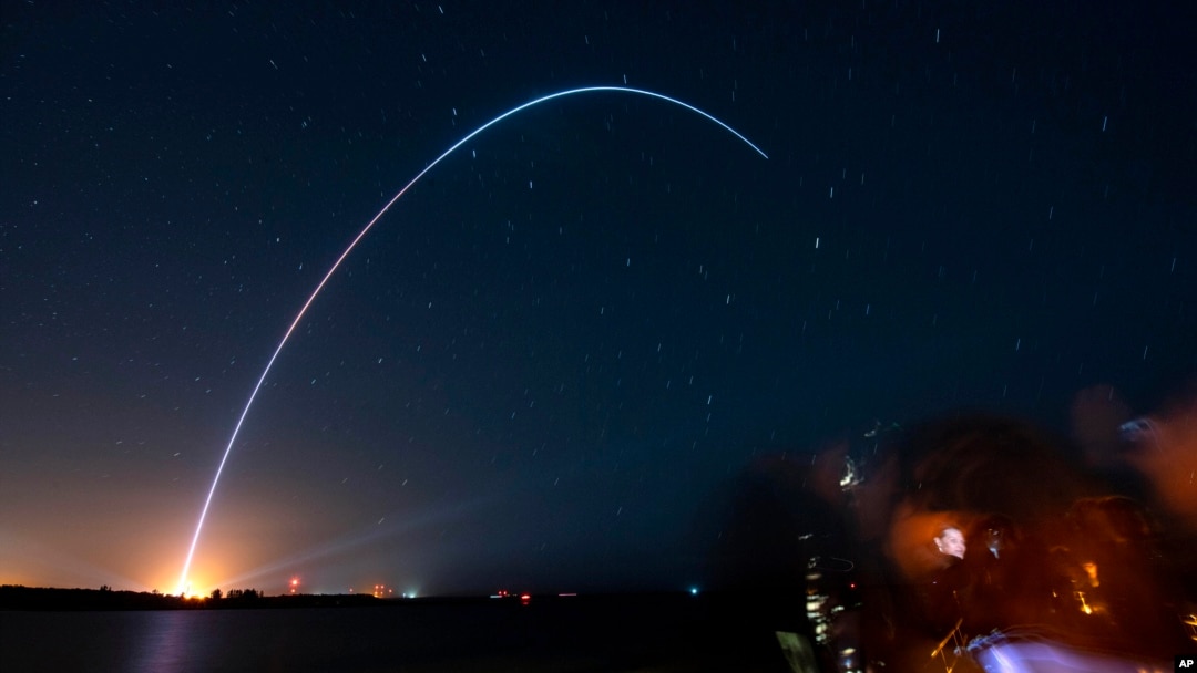 Gledaoci u parku Džeti u Kejp Kanaveralu, na Floridi, posmatraju lansiranje rakete Teran kompanije Realtiviti Spejs, 22. mart, 2023. (Foto:AP/Craig Bailey)