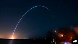 Глядачі на мисі Канаверал, Флорида, під час запуску ракети Terran I, 22 березня 2023 року