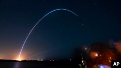 Gledaoci u parku u Cape Canaveralu, na Floridi, posmatraju lansiranje rakete Teran kompanije Relativity Space, 22. mart, 2023. (Foto:AP/Craig Bailey)