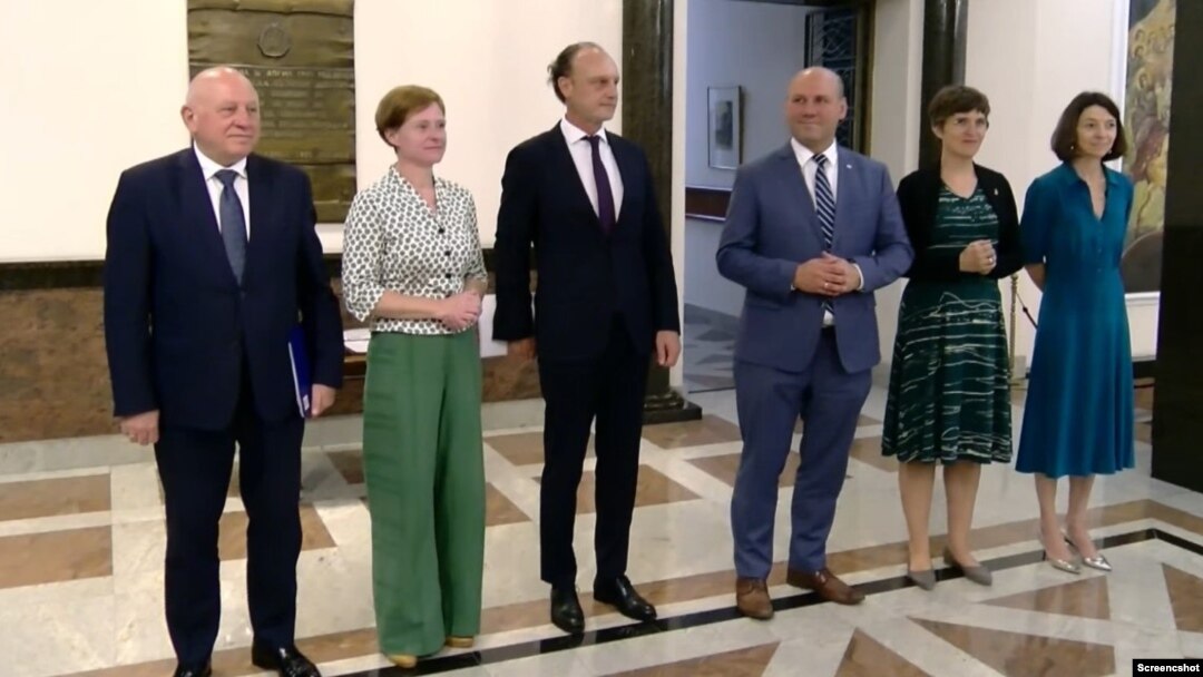 Дел од европските министри, кои се сретнале со граѓанскиот сектор, повториле дека сега е моментот во процесот на проширување кој Македонија не треба да го пропушти. 