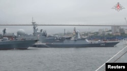 18일 러시아 해군 태평양함대가 오호츠크해 등지에서의 훈련에 참가하기 위해 블라디보스토크항에서 출항하고 있다.