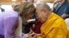 Pemimpin spiritual Tibet, Dalai Lama, bertukar salam dengan mantan Ketua DPR AS Nancy Pelosi selama pertemuan mereka di kota Dharamshala, India, pada 19 Juni 2024. (Foto: Kantor Dalai Lama melalui Reuters)