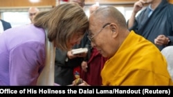 Pemimpin spiritual Tibet, Dalai Lama, bertukar salam dengan mantan Ketua DPR AS Nancy Pelosi selama pertemuan mereka di kota Dharamshala, India, pada 19 Juni 2024. (Foto: Kantor Dalai Lama melalui Reuters)