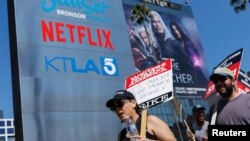 အမေရိကန်ပြည်ထောင်စု Los Angeles မြို့က အင်တာနက်ရုပ်သံထုတ်လွှင့်တဲ့ Netflix ကုမ္ပဏီရှေ့ ဆန္ဒပြနေကြတဲ့ ရုပ်ရှင်နယ်ပယ်အသီးသီးက အနုပညာရှင်များ (ဇူလိုင် ၁၂၊ ၂၀၂၃)