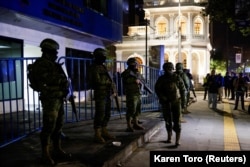 Para tentara bersiaga di luar gedung di mana mantan Wakil Presiden Jorge Glas diyakini ditahan di Quito, Ekuador, 5 April 2024. (Foto: Karen Toro/Reuters)