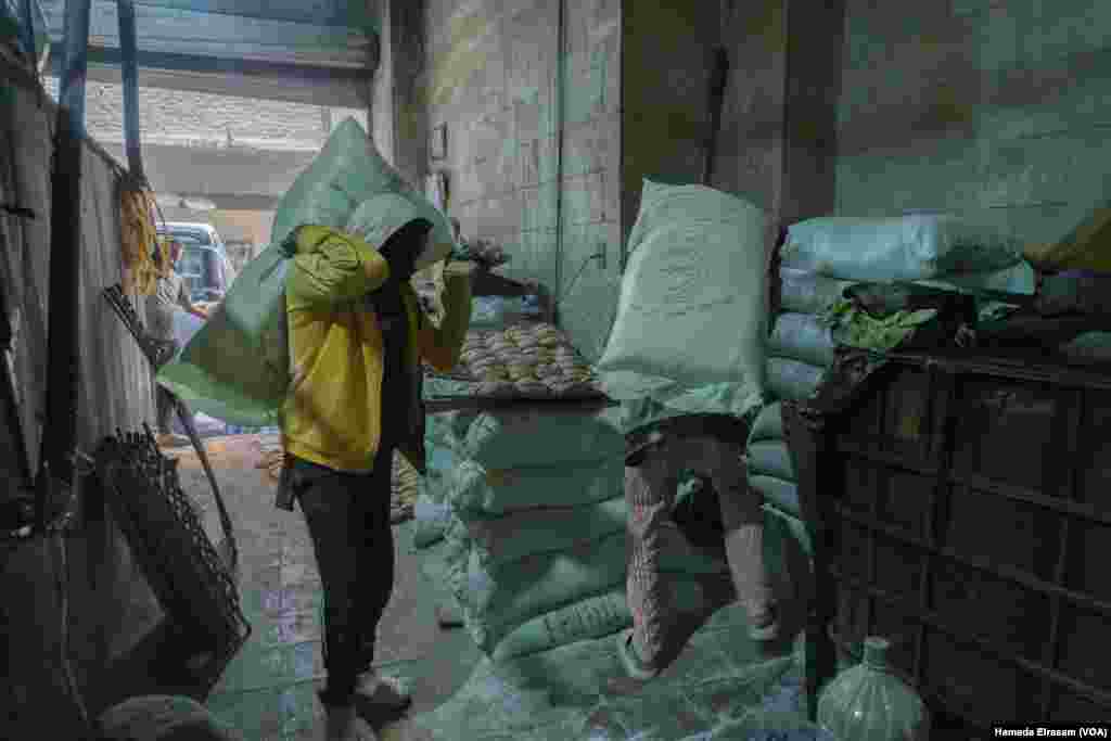 Wheat factory workers deliver sacks of subsidized flour to a bakery. Egypt, a top global wheat importer, says half of the 18 million tons of the grain that it consumes each year goes to subsidized bread. Cairo, Egypt, June 24, 2024.&nbsp;(Hamada Elrasam/VOA)