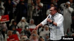 Perdana Menteri Malaysia Anwar Ibrahim menyampaikan pidato dalam aksi solidaritas terhadap warga Palestina di Kuala Lumpur, pada 24 Oktober 2023. (Foto: Reuters/Hasnoor Hussain)