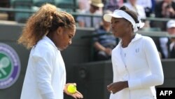 Il était difficile pour les sœurs Williams issues de milieux pauvres de passer inaperçues dans le milieu blanc, élitiste et conservateur du tennis.