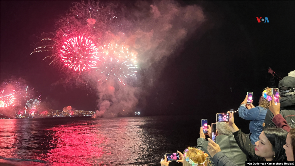 Miles de personas se reúnen en la playa de Viña del Mar para observar los fuegos artificiales.