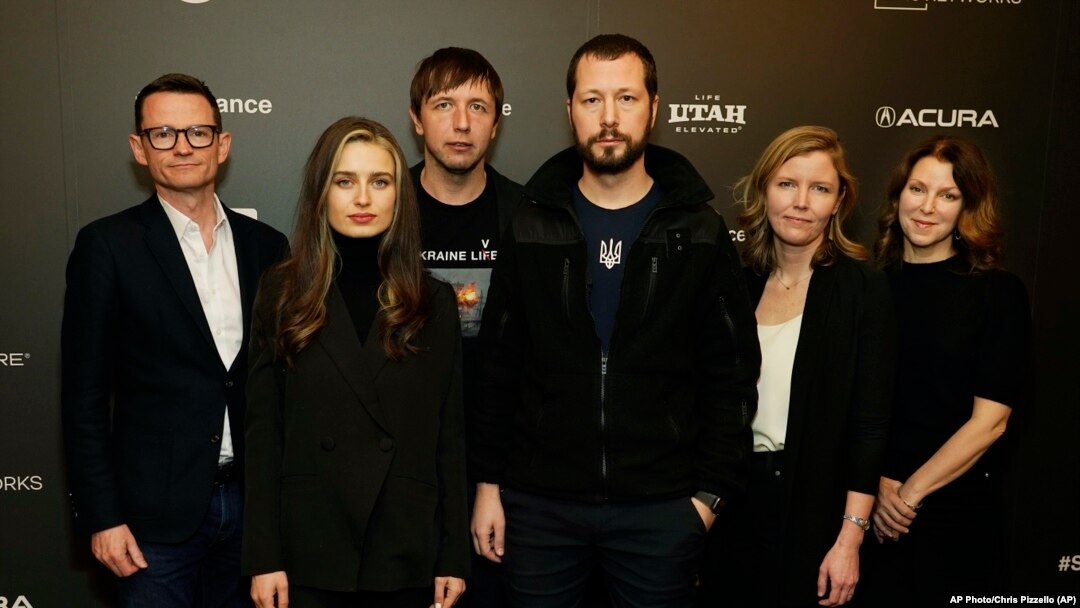 Съемочная группа и продюсеры фильма "20 дней в Мариуполе" на кинофестивале Санденс. (AP Photo/Chris Pizzello).