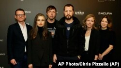 Съемочная группа и продюсеры фильма "20 дней в Мариуполе" на кинофестивале Санденс. (AP Photo/Chris Pizzello).