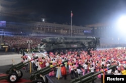 지난해 7월27일 평양 김일성 광장에서 열린 '전승절' 70주년 열병식에 대형 탄도미사일이 등장했다. (자료사진)