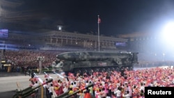 在这张由朝鲜官方的朝中社公布的照片中，朝鲜在纪念朝鲜战争停战70周年的阅兵式上展示导弹。（2023年7月27日）