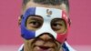 Pesepak bola asal Prancis, Ktylian Mbappe, mengenakan masker pelindung dalam sesi latihan di Leipzig, Jerman, 20 Juni 2024. (Foto: AP/Hassan Ammar)