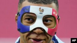 Pesepak bola asal Prancis, Ktylian Mbappe, mengenakan masker pelindung dalam sesi latihan di Leipzig, Jerman, 20 Juni 2024. (Foto: AP/Hassan Ammar)