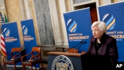 Menteri Keuangan AS Janet Yellen berbicara dalam panel diskusi antikorupsi yang menjadi bagian dari Konferensi untuk Demokrasi 2023, di Washington, pada 28 Maret 2023. (Foto: AP/Andrew Harnik)