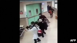社媒上据称来自杰宁市伊本·西那（Ibn Sina）医院闭路监控视频的截图显示，扮成医护人员的以军便衣士兵手持枪械穿行在医院的走廊中。（2024年1月30日）