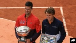 Novak Djokovic, (ဝဲ) နဲ့ ကစားခဲ့သူ Casper Ruud (ယာ)၊ ဂျွန် ၁၁၊ ၂၀၂၃။
