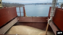 Корабель зафрахтований ООН MV Valsamitis проходить завантаження зерном, щоб доставити пшеницю з до Кенії та Ефіопії, лютий 2023 року