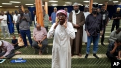 Dalha Abdi (15), mengumandangkan azan di Pusat Islam Abubakar As-Saddique di selatan Minneapolis, 12 Mei 2022. (AP/Jessie Wardarski)