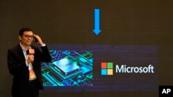 Prezenter govori o Microsoftu u informacijskoj eri tokom Svjetske konferencije o veštačkoj inteligenciji u Šangaju, 6. jula 2023. godine. Nekoliko dana kasnije, Microsoft je u blogu objavio da je grupa bazirana u Kini provalila u mail naloge američkih vladinih agencija.