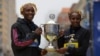Les Kenyans Evans Chebet, à droite, et Hellen Obiri posent après leurs victoires au Marathon de Boston, États-Unis, le 17 avril 2023.