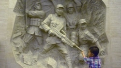 一名中國男孩參觀位於北京豐台盧溝橋的中國抗日戰爭紀念館。 （2014年7月7日）