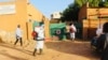 Séance de pulvérisation intra-domiciliaire et spatiale contre la dengue à Ouagadougou. (VOA/Lamine Traoré)