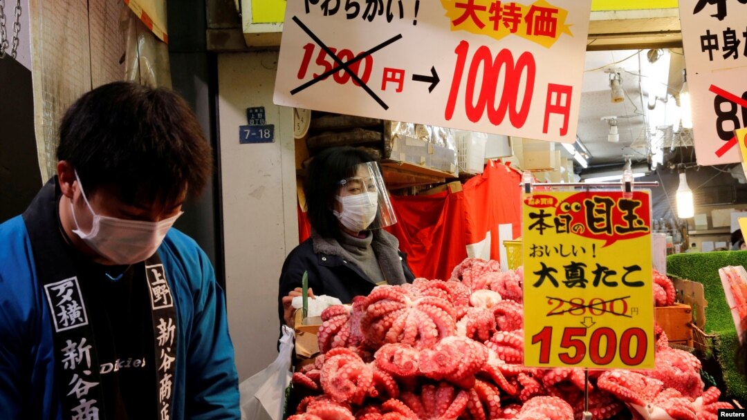 资料照：日本东京街头的海产鱼摊。（2020年12月29日）