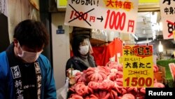 资料照：日本东京街头的海产鱼摊。（2020年12月29日）