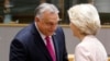 Kryeministri hungarez Viktor Orban takon Kryetaren e Komisionit Evropian Ursula von der Leyen/ Fotografi arkivi