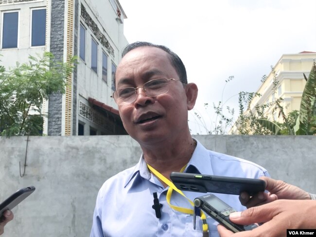 មន្ត្រីស៊ើបអង្កេតជាន់ខ្ពស់របស់សមាគមការពារសិទ្ធិមនុស្សអាដហុក លោក យី សុខសាន្ត ដែលបានចូលរួមឃ្លាំមើលសវនាការលើកទីពីររបស់លោកកឹម សុខា នៅសាលាឧទ្ធរណ៍ភ្នំពេញ កាលពីថ្ងៃព្រហស្បតិ៍ ទី៨ ខែកុម្ភៈ ឆ្នាំ ២០២៤។ (ហ៊ុល រស្មី/វីអូអេ)