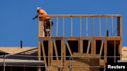 2023年10月24日，美国加利福尼亚州维斯塔正在建设的新当代联栋屋住宅。（路透社照片）