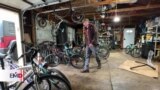 Estadounidense arregla y regala bicicletas a inmigrantes 