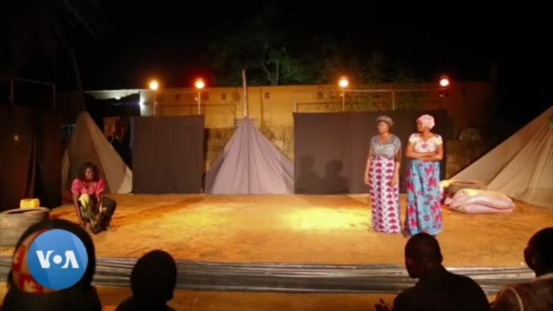Burkina : un projet pour former les femmes aux métiers d'art de scène