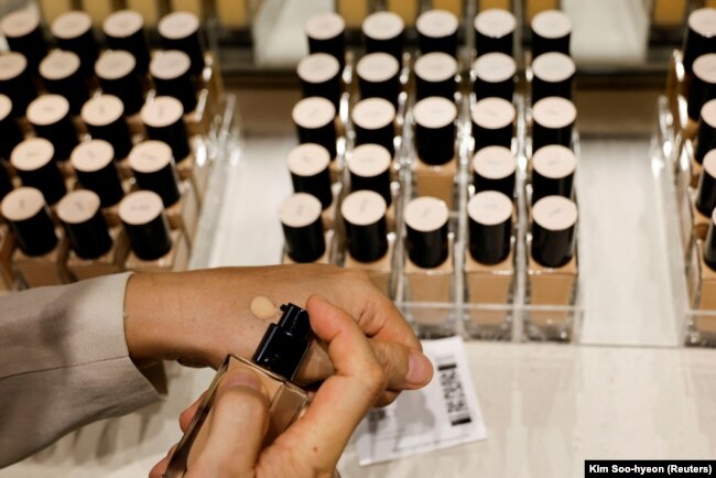 Lee Young-jin, divisi Pengembangan Produk Sesuai Pesanan AmorePacific, menganalisis warna kulit menggunakan teknologi AI untuk merekomendasikan warna alas bedak yang optimal, Seoul, Korea Selatan, 7 Juni 2024. (Foto: REUTERS/Kim Soo-hyeon)