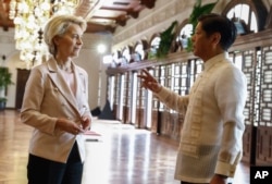Philippine President Ferdinand Marcos Jr. talks to European Commission President Ursula von der Leyen during the arrival ceremony at the Malacanang presidential palace in Manila, July 31, 2023.