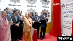 নবনির্মিত ভিভিআইপি লাউঞ্জ উদ্বোধন করছেন বাংলাদেশের প্রধানমন্ত্রী শেখ হাসিনা।
