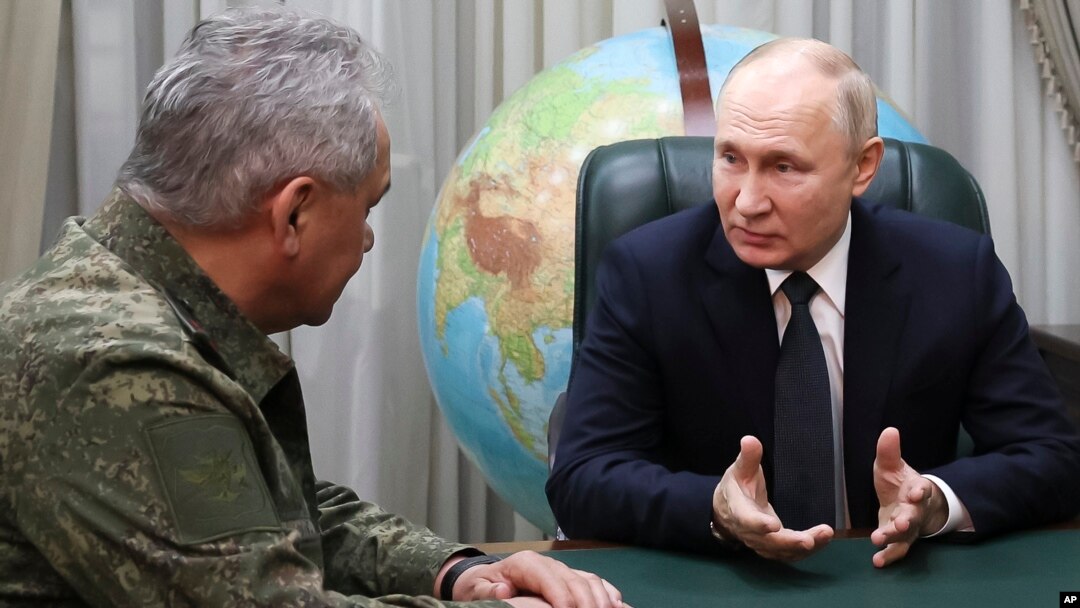 El presidente ruso, Vladimir Putin, a la derecha, habla con el ministro de Defensa ruso, Sergei Shoigu, en la sede del Distrito Militar Sur de Rusia en Rostov del Don, Rusia, el jueves 9 de noviembre de 2023. (Gavriil Grigorov, Sputnik, Kremlin Pool Foto vía AP)