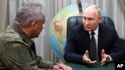 El presidente ruso, Vladimir Putin, a la derecha, habla con el ministro de Defensa ruso, Sergei Shoigu, en la sede del Distrito Militar Sur de Rusia en Rostov del Don, Rusia, el jueves 9 de noviembre de 2023. (Gavriil Grigorov, Sputnik, Kremlin Pool Foto vía AP)