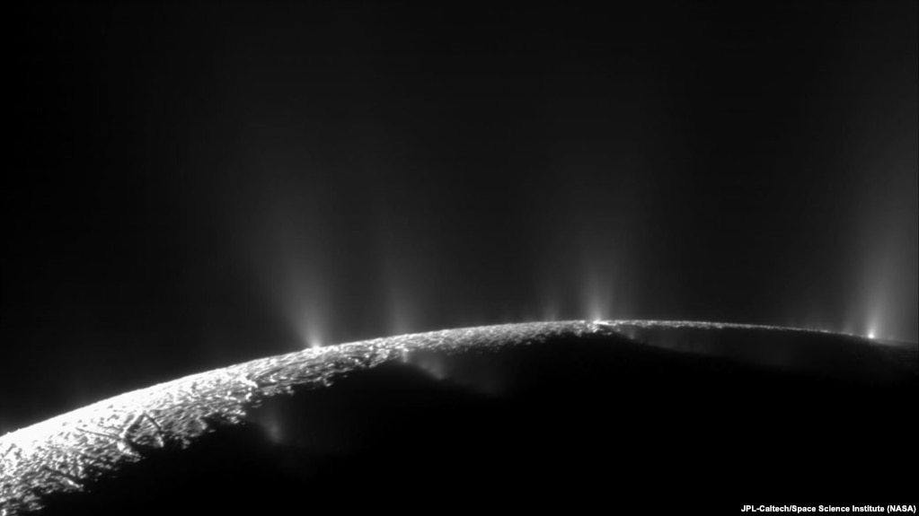 土衛二南極的冰殼顯示出大裂縫，使得來自地下海洋的水作為間歇泉噴射到太空中，形成了冰冷顆粒羽流。（美國宇航局的卡西尼號宇宙飛船在2009年拍攝的照片。）