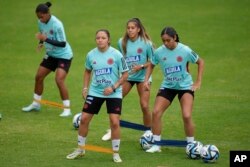 Para pemain timnas putri Kolombia melakukan pemanasan selama sesi latihan menjelang Piala Dunia FIFA 2023 di Australia.