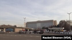 Gedung balai kota Almaty yang baru dibuka kembali menjadi simbol peristiwa mengerikan di bulan Januari, yang sekarang dikenal sebagai Qandy Qantar (“Januari Berdarah”).