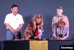 Menko Marves Luhut Binsar (kiri belakang) bersama Dubes Inggris di Indonesia, Owben Jenkins (kanan belakang) menyaksikan penandatangan Implementing Arrangements UK PACT Carbon Pricing di Menara Danareksa, Jakarta, Senin (24/7) (humas kedubes Inggris)