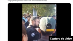 Captura de pantalla de un video que circula en redes sociales que alega falsamente que un funcionario de migración de México alentó a migrantes a cruzar la frontera y manifestarse en Chihuahua. 